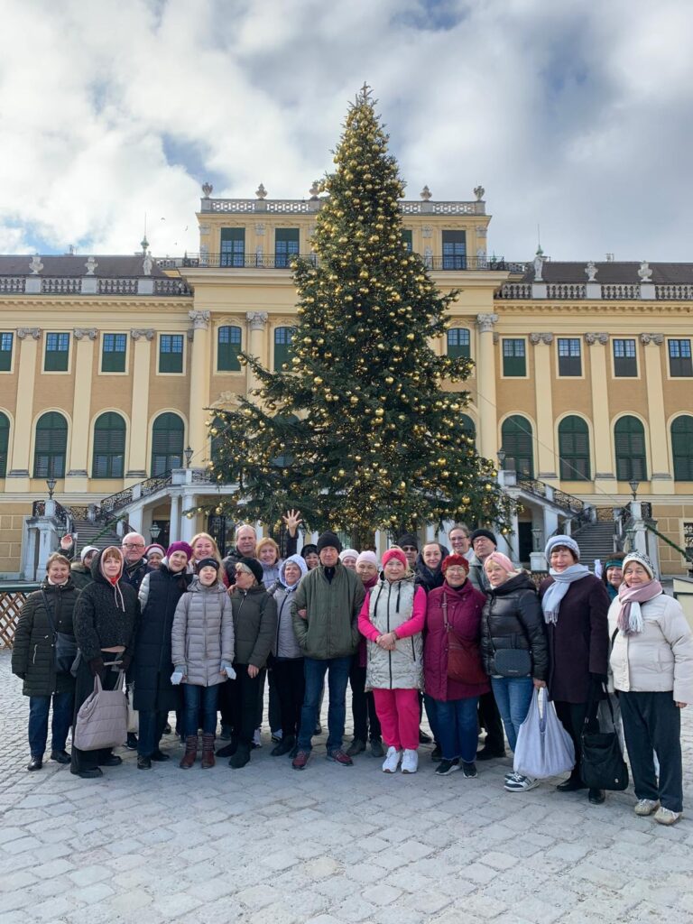 Teilnehmer*innen des Gesundheitsprojekts GEMMA bei Exkursion nach Schönbrunn