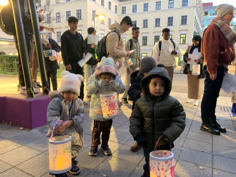 Laternenfest der Basisbildung 2024: Kinder mit Laternen