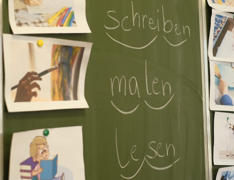 Tafelbild Wiener Sommerdeutschkurse: schreiben, malen, lesen